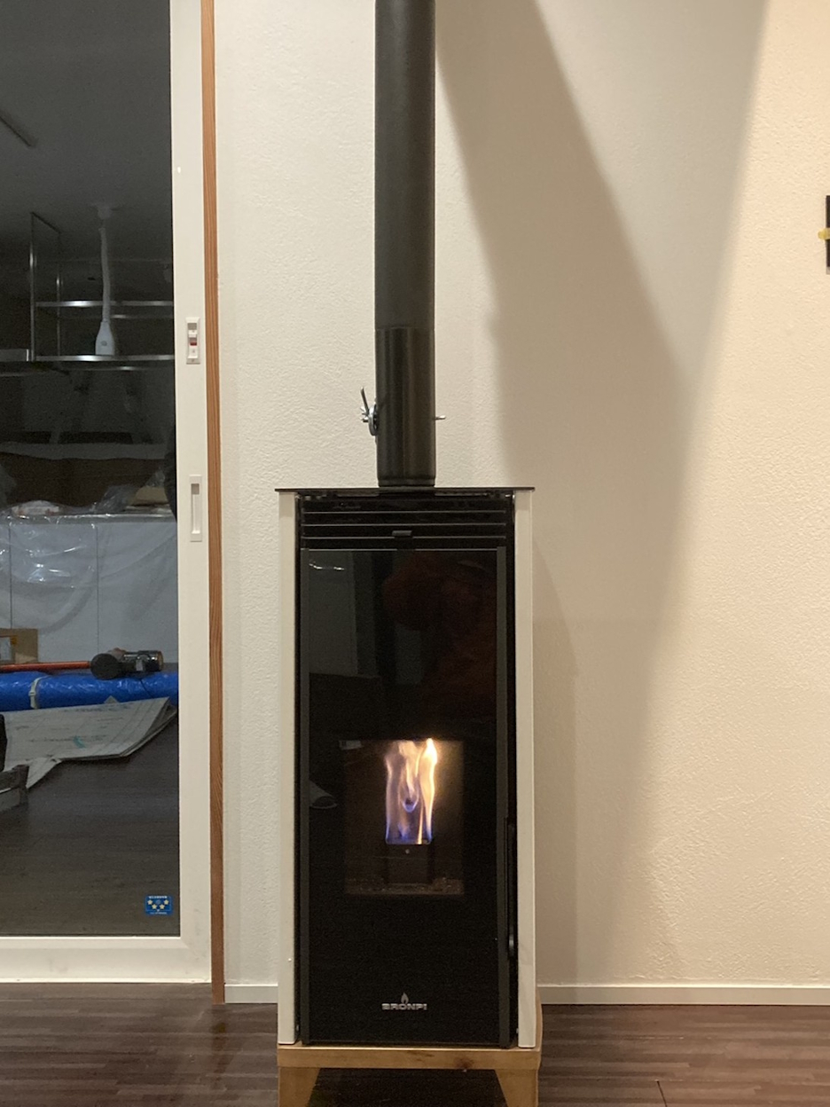 LAMINOX FIORELLO-PLUS ペレットストーブの設置例