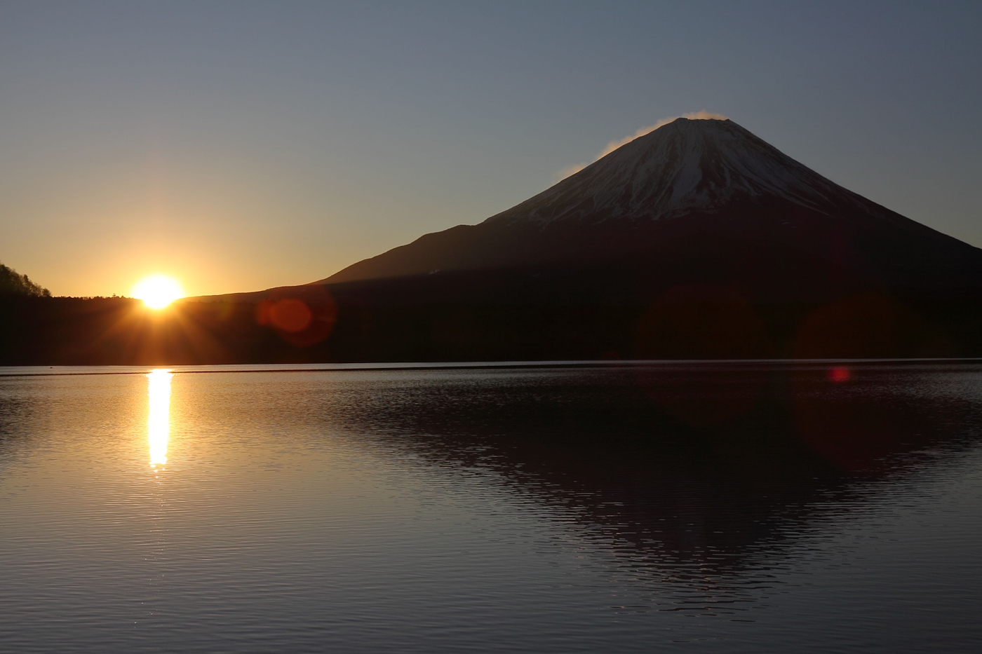 日の出の中に浮かぶ富士山のシルエット