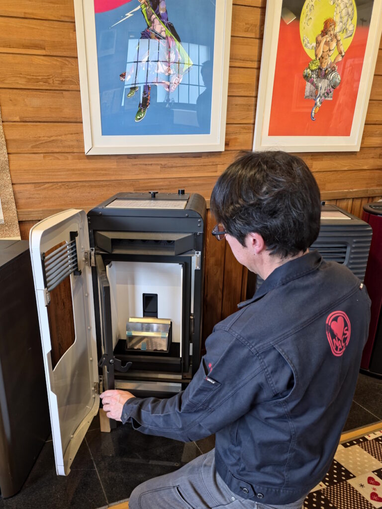 ペレットストーブのメンテナンス様子