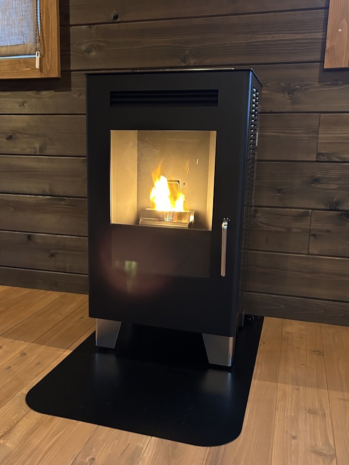 トヨトミ PE-8N vifu(ヴィフ) ペレットストーブ 設置例