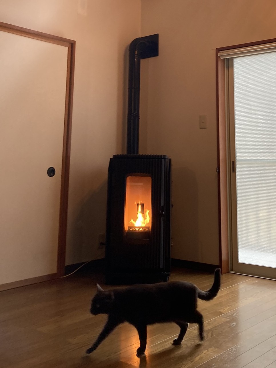 WarmArts RS-4 ペレットストーブの設置例(猫が写っている)